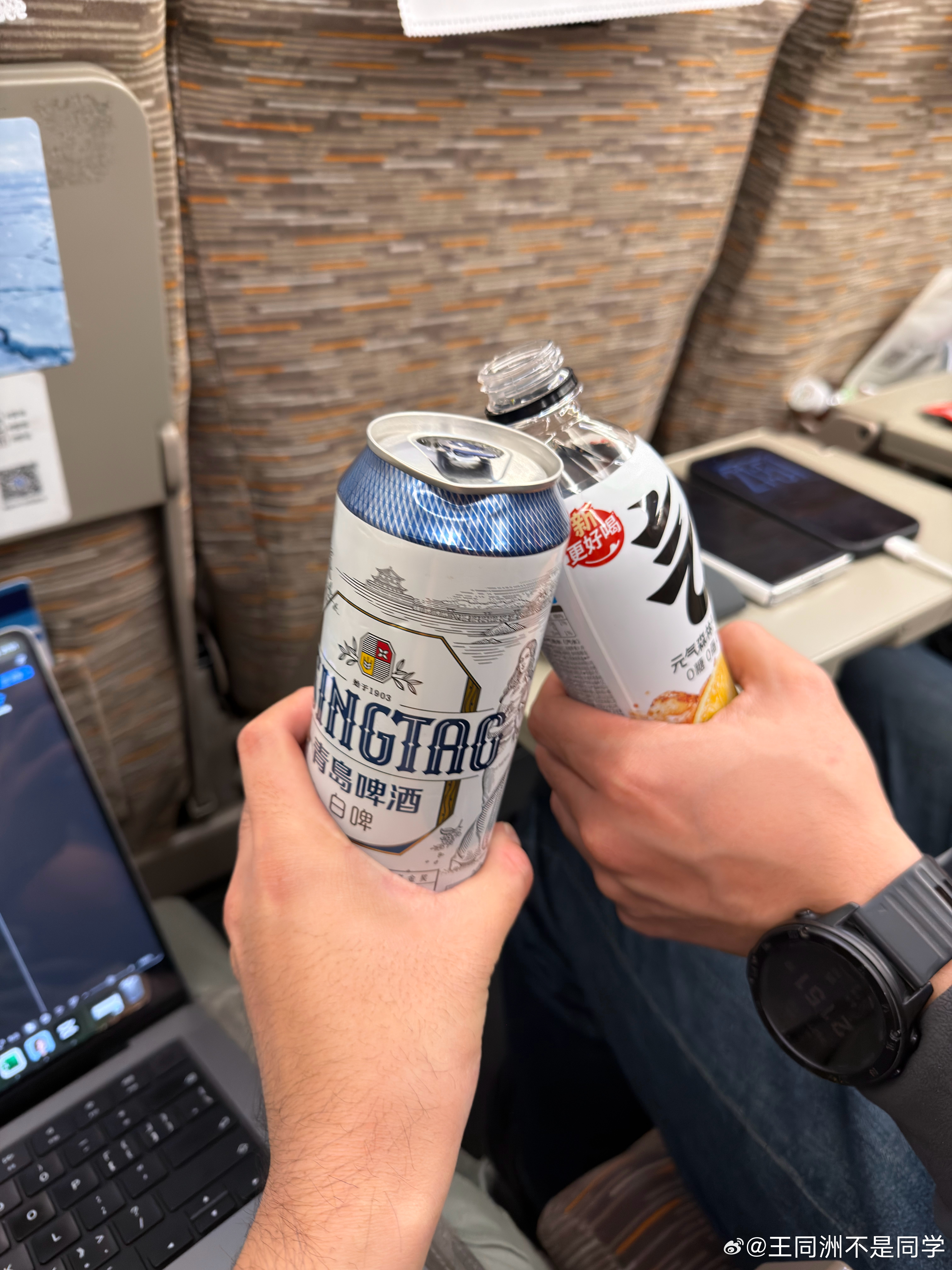 哥们，祝周末快乐！高铁小酌，工作更有动力哦！有啥事不是一口小酒就过去的呢 