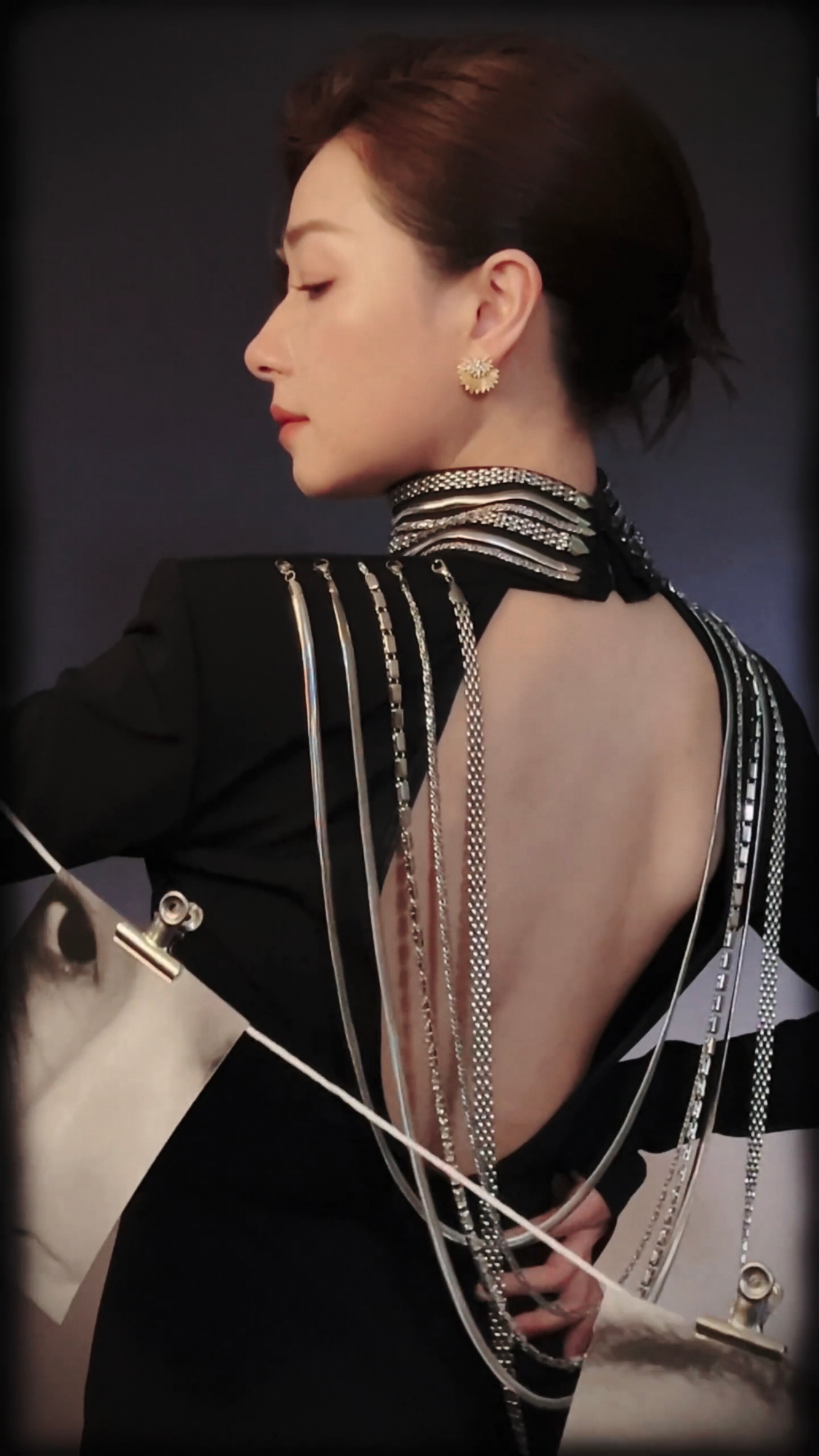万茜｜万茜雕塑冷冽美人妆 暗夜鎏光，链曳风华
