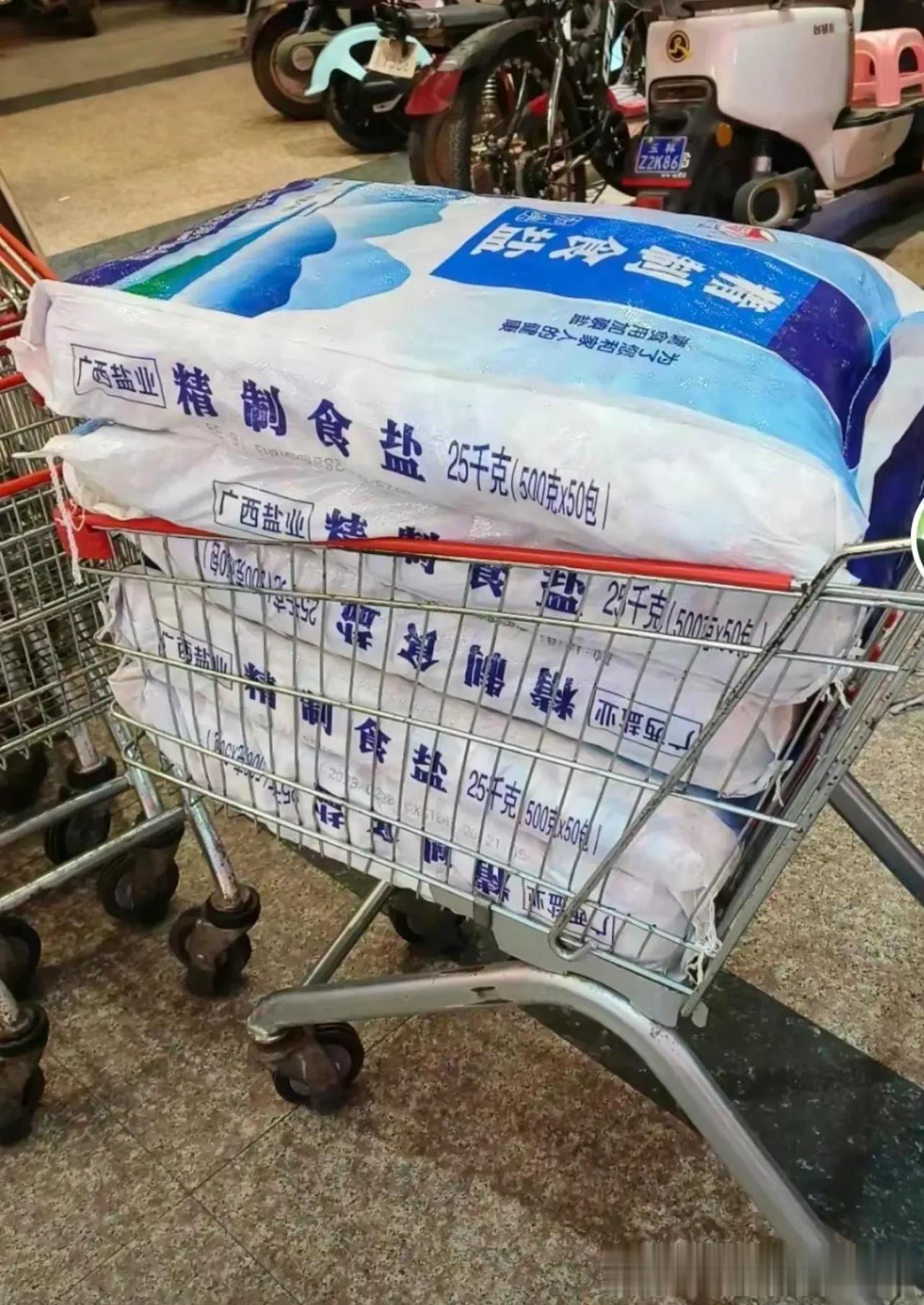 我朋友给我说，真的真的不要再抢盐了。

她昨天和我一起去超市，高于平常价好几块钱