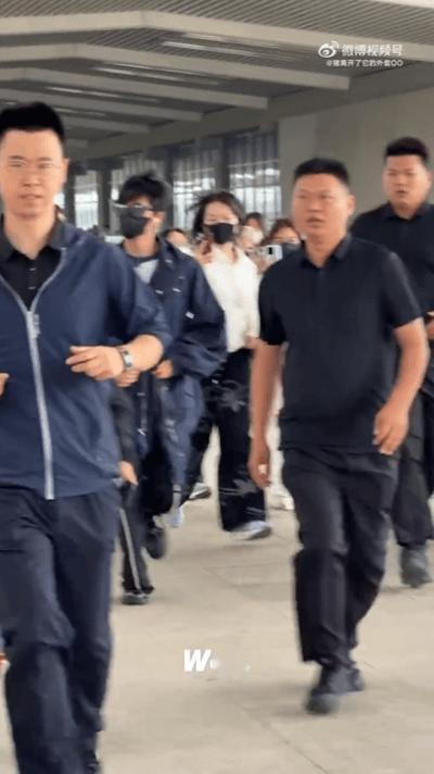 丞磊高铁跑酷 丞磊赶高铁确定不是军训拉练吗 救命！丞磊的粉丝赶高铁，跑酷速度直接
