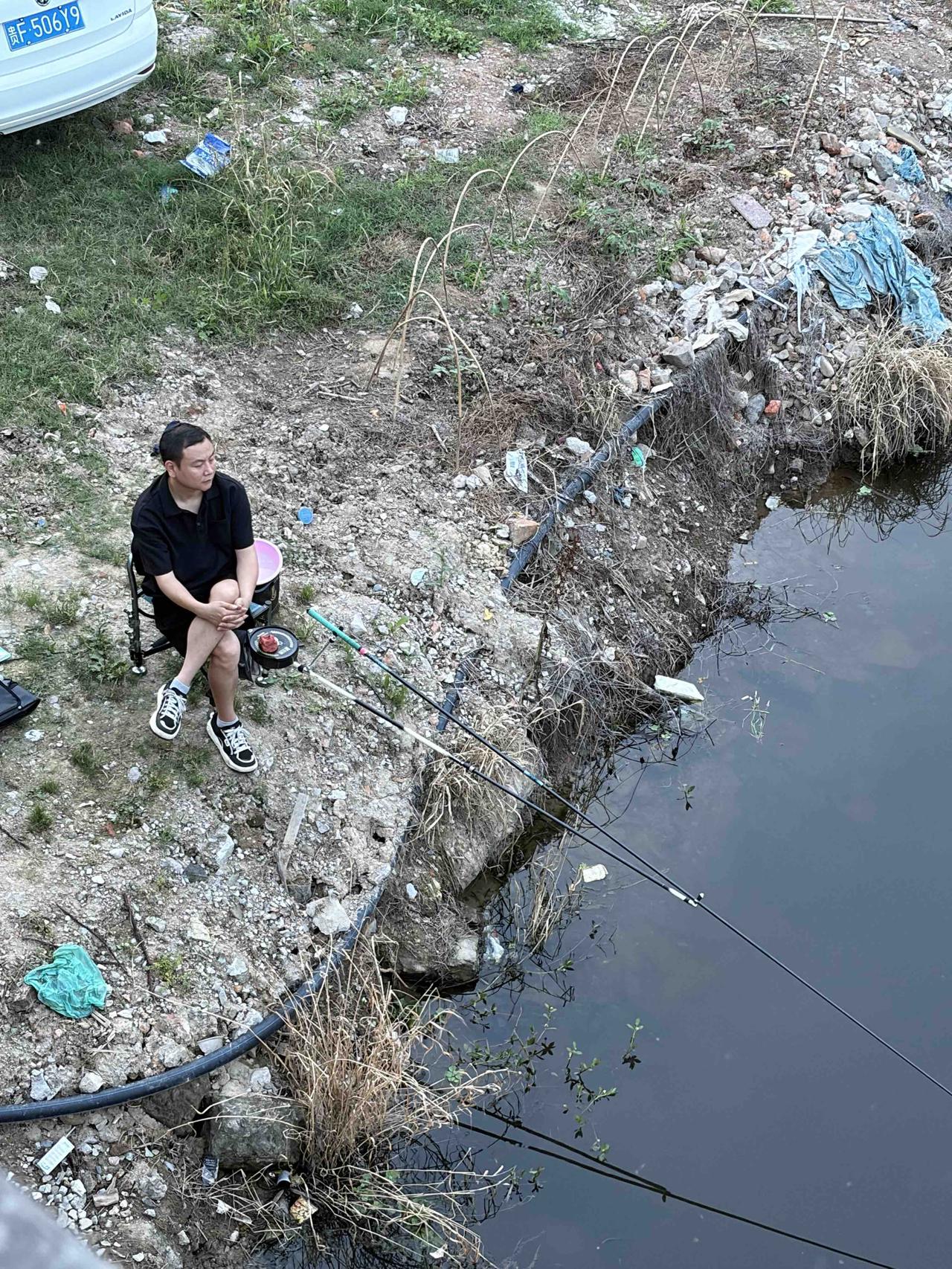 我手机里最漂亮的钓鱼照片，是在奥森北园东门外仰山河拍的。初夏时，这里有绵延约2公