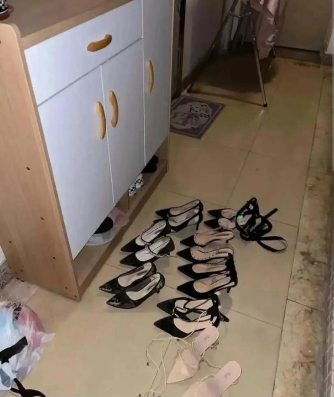 把鞋子都放在公共走道里真的合适吗？

刚搬到新租的房子这，对面的邻居人没见到，味