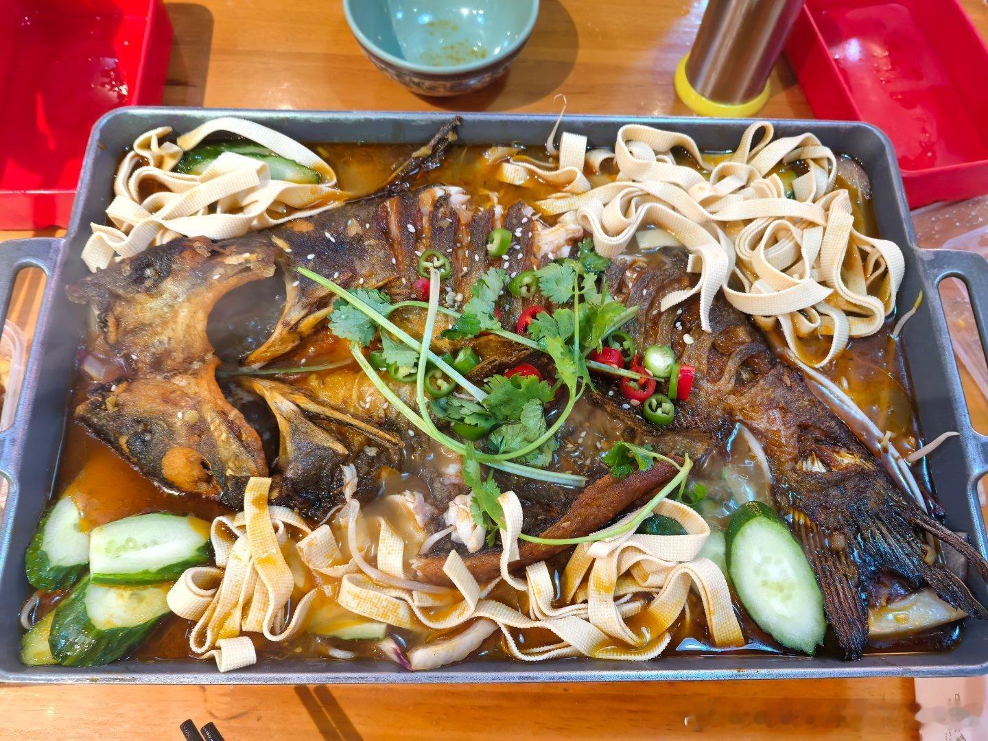 都说中国人自带专属食物系数，是实至名归哈哈哈！翻出几张吃烤鱼和龙虾的美食图，每张