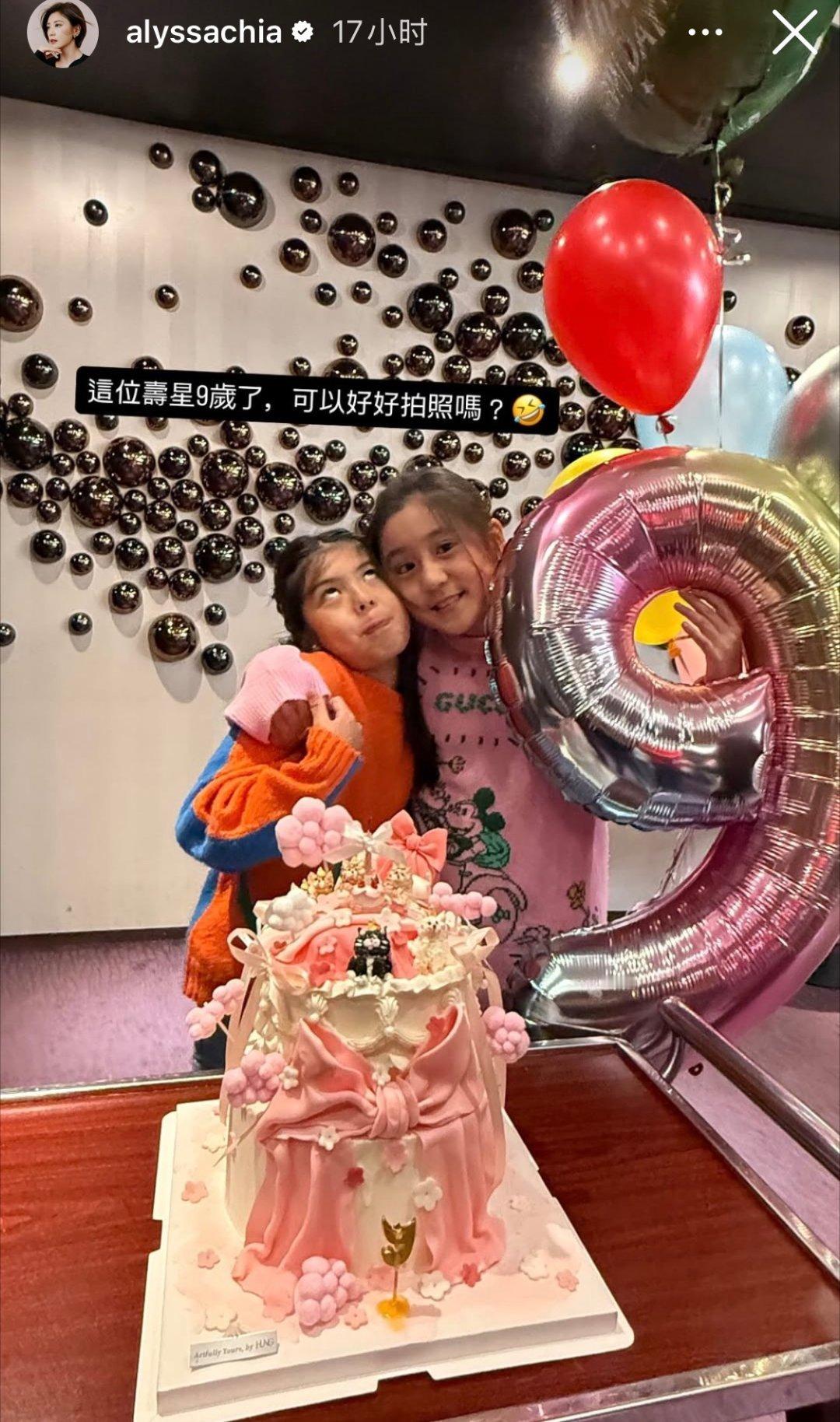 咘咘和波妞的近照。贾静雯为小女儿波妞庆生，波妞越来越好看了！ 