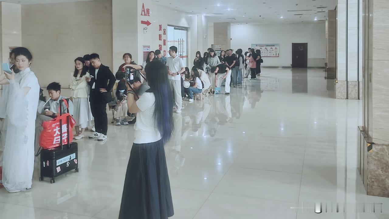 石家庄今日“五二零”民政局门口排队的小情侣👫！所有的年轻人都充满了对婚姻的渴望