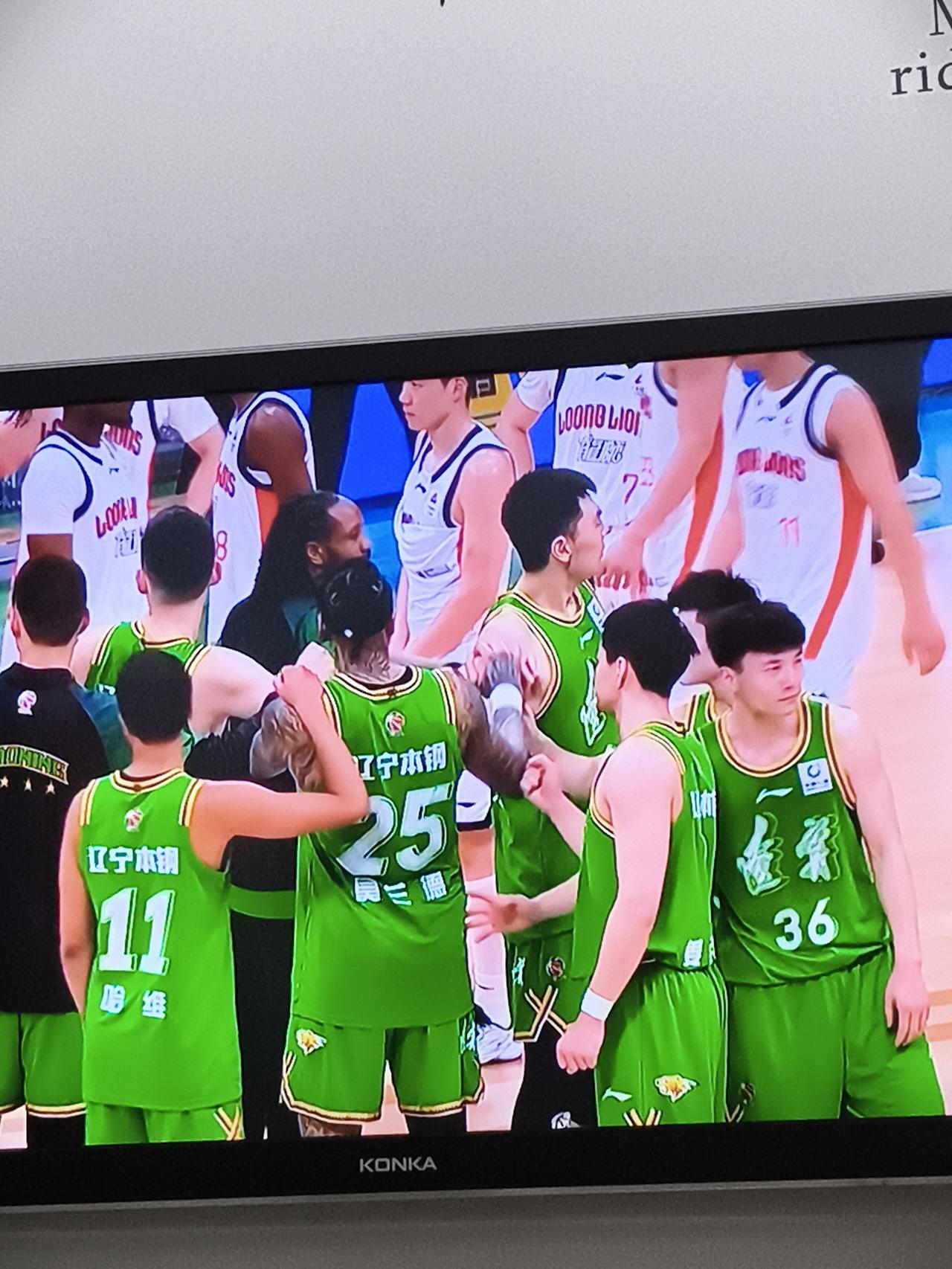 黑白外教斗法，白的胜黑的
      CBA常规赛第27轮，辽宁本钢迎战广州朗肽