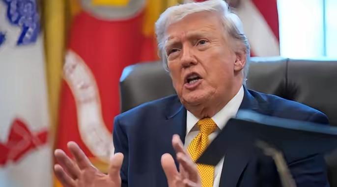 刚刷到个视频，分享给大家。很多人都看错美国总统特朗普了，他并非在打仗，而是在做信