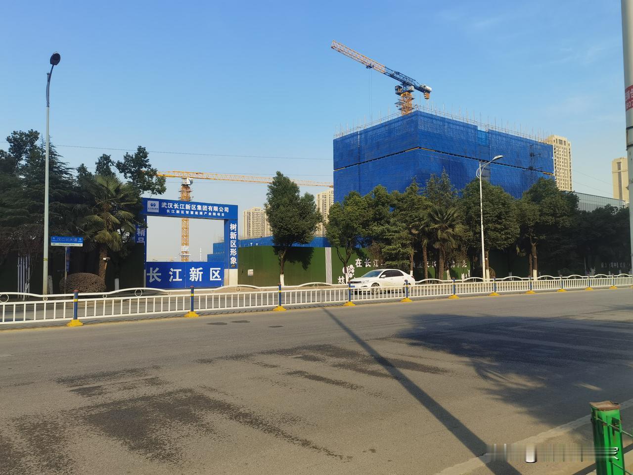 武汉长江新区智慧能源产业园正在施工中！

目前展示中心主体建筑结构已封顶，玻璃幕