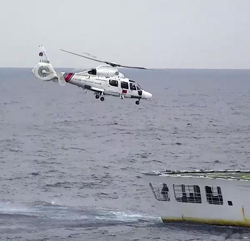 日本防卫省称中国海警局的一架直升机在钓鱼岛的“日本领空”内短暂飞行。这是中国飞机