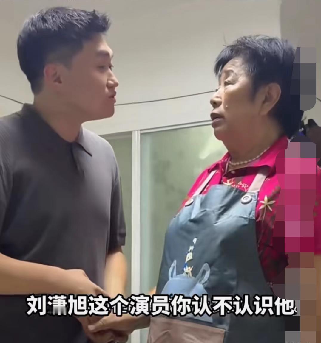 大家发现了吗？
现在有很多老年人
都有一种补偿性心理，甚至比年轻人
手机上瘾还严