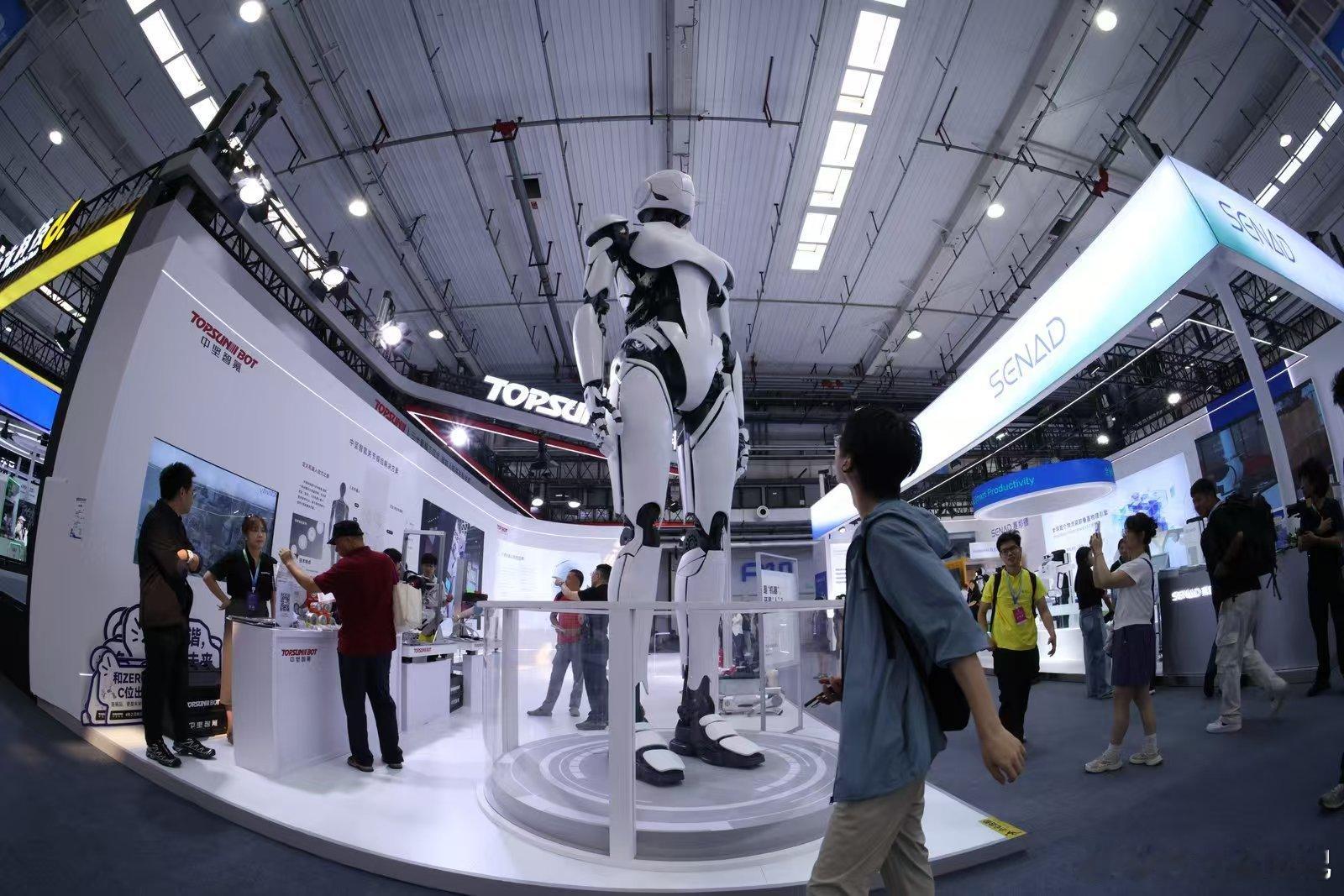 活久见了也是，长这么大第一次见两层楼一般高的机器人，这哪里是科技展品，感觉站在它