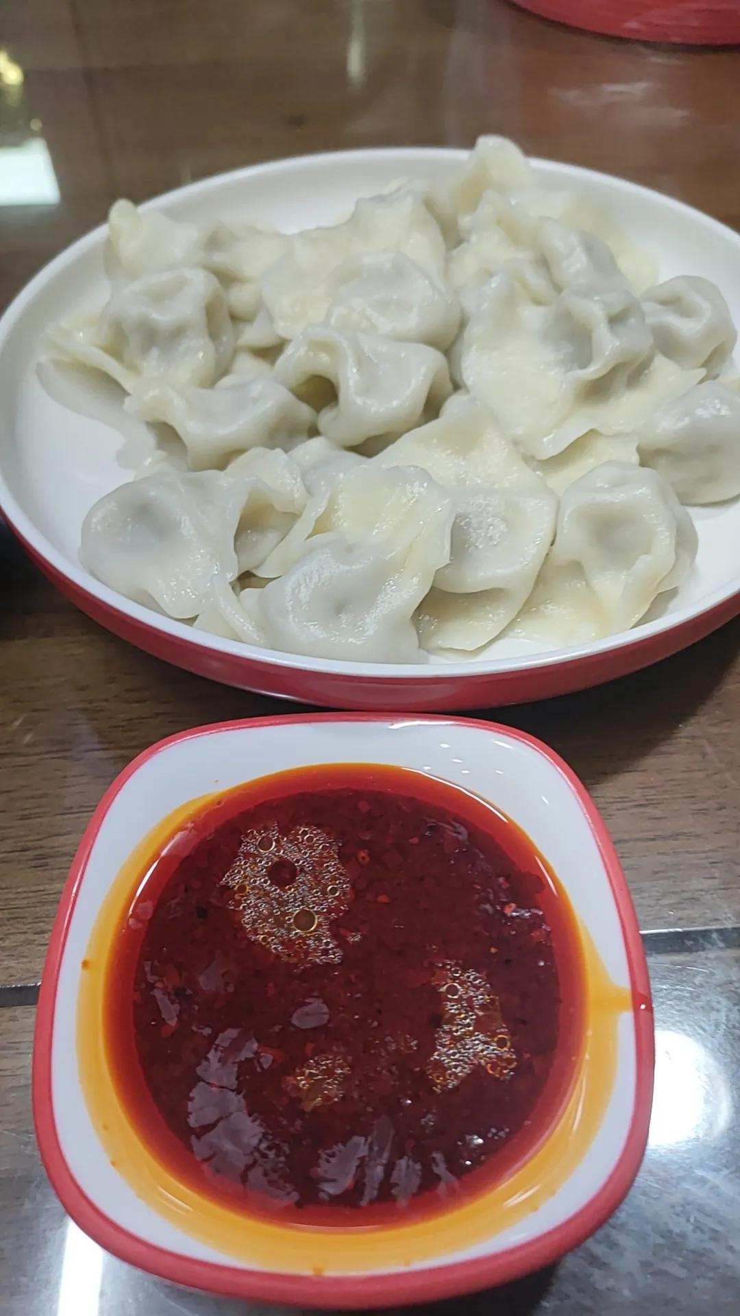 饺子pro。昨天已吃过冬至饺子，今天加强一下，在一家知名饺子店再吃一次，这耳朵不