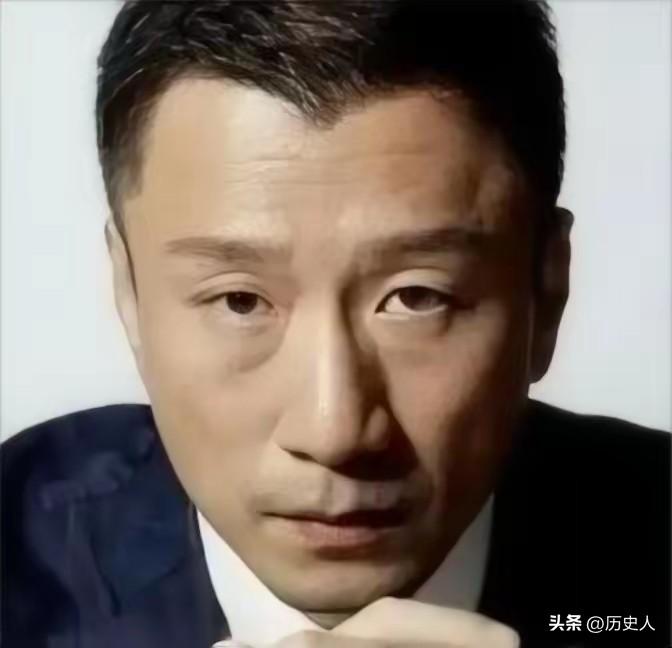 2002年孙红雷向同居女友丁嘉丽提出分手，一句平静的先吃饭，道尽成年人感情里的心