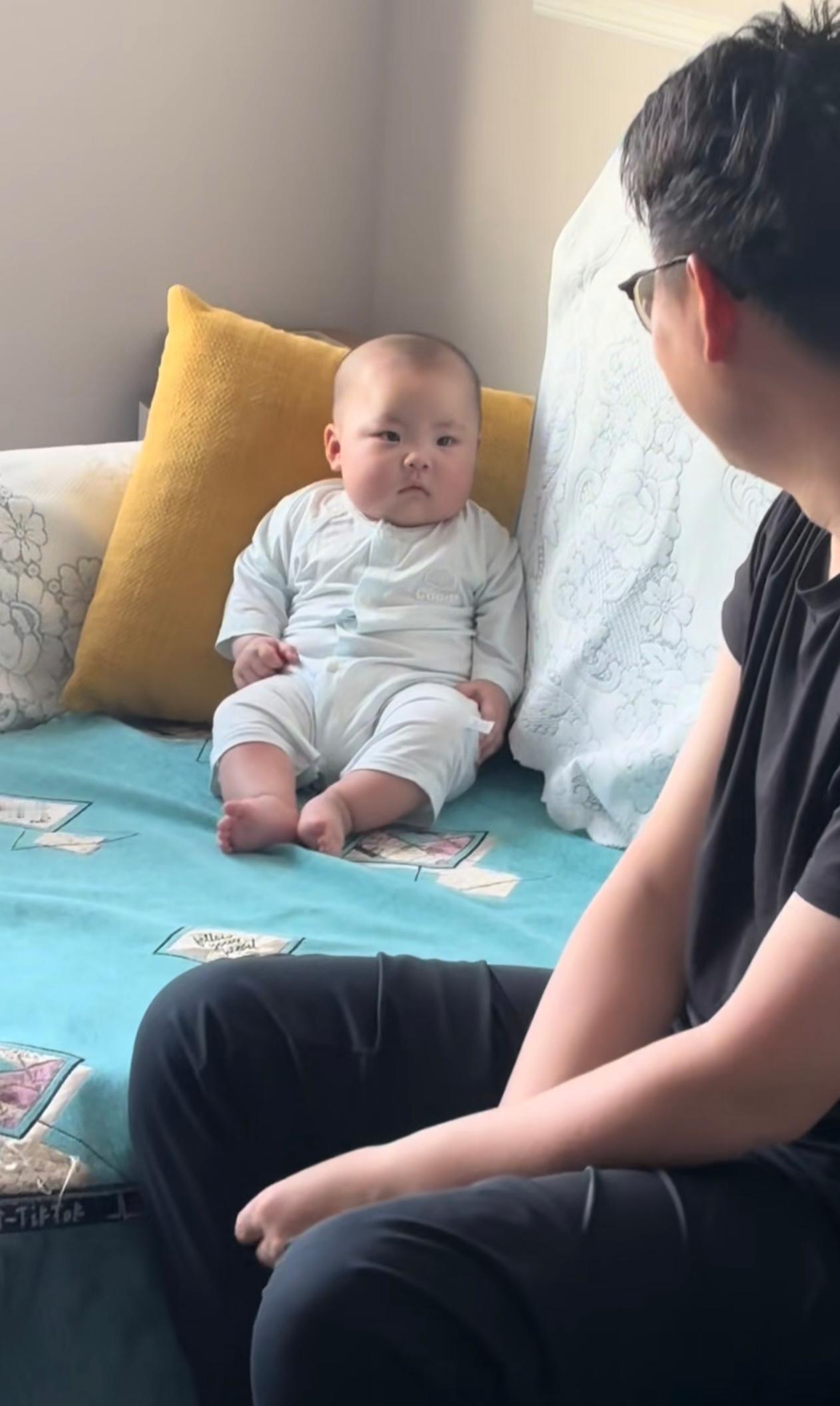 这娃长的方正，
颜值高、也很可爱，
肉嘟嘟的，像一尊小佛爷！
只是娃比爹要稳重，