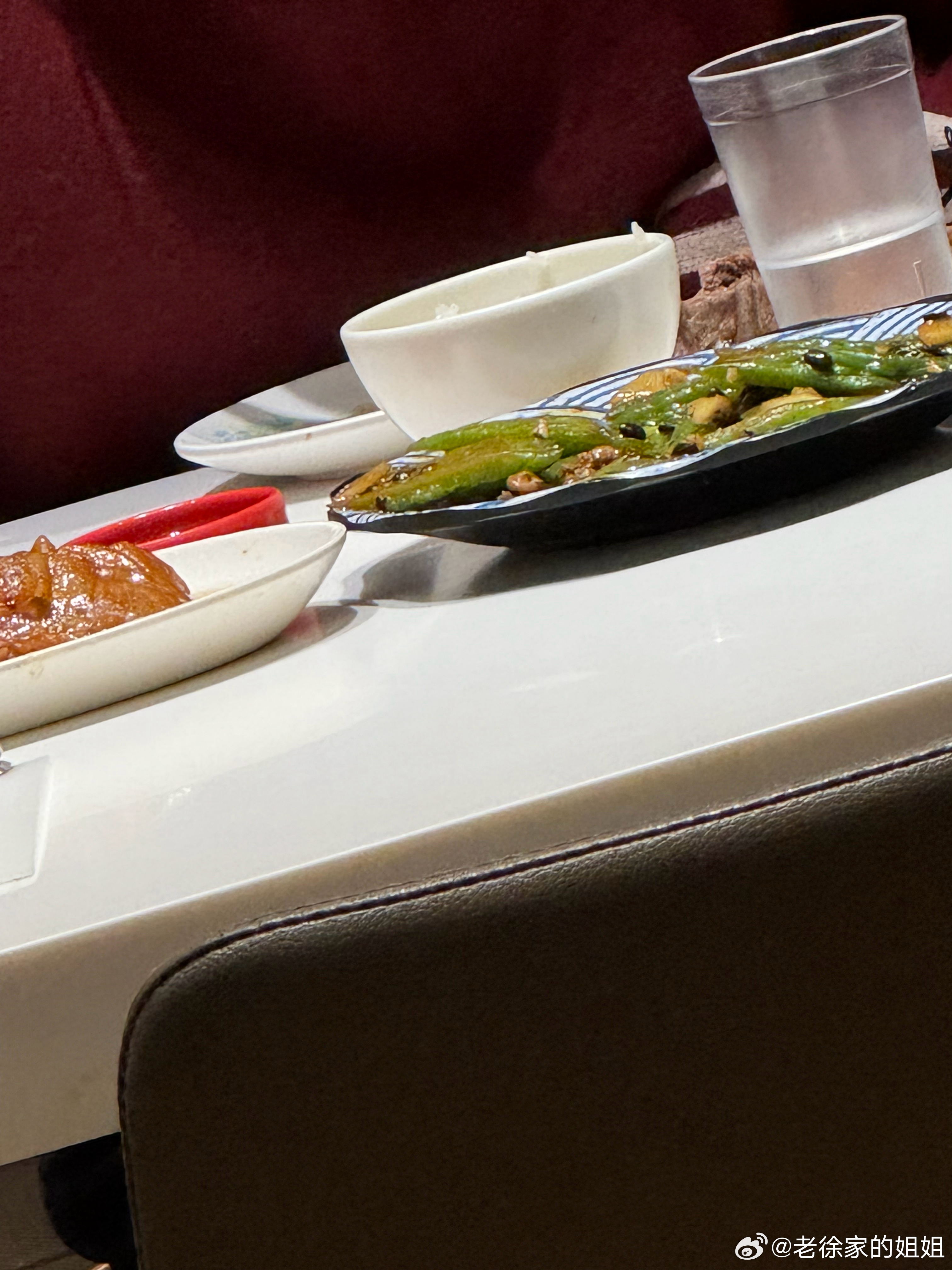 小时候吃饭不挡饭碗，是会被大人打手板的。