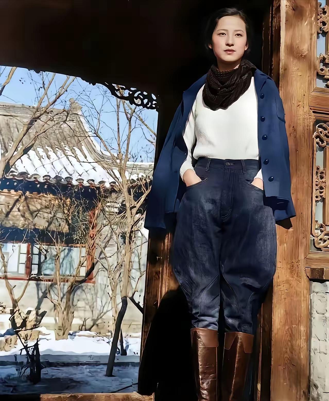 这是31岁的林徽因在北平家门口的真实样貌，都看看吧，这可不是演员扮演的。

这是