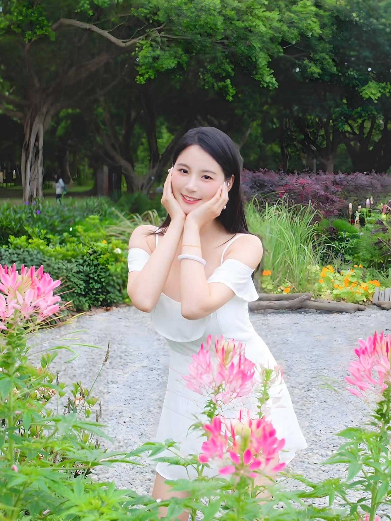 🤍 森系清新小白裙写真全解析
穿搭造型
一身白色一字肩荷叶边吊带短裙，垂顺雪纺