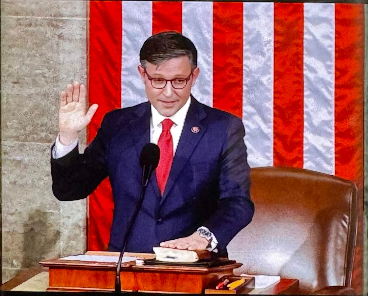 突发事件：美国众议院议长迈克·约翰逊刚刚宣布，众议院共和党人正在提出一项新法案，