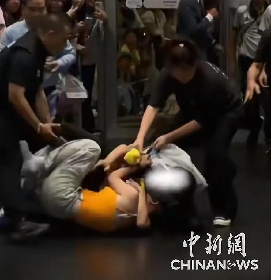 中国女粉丝在泰国追星被拖拽抱摔，而涉事泰娱乐公司却表示，现已恢复动手打人员工的原
