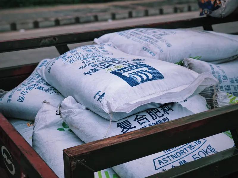 搞不到尿素愁坏印度 印度正为搞不到尿素愁坏了。自美以伊战争爆发，全球能源产地中东