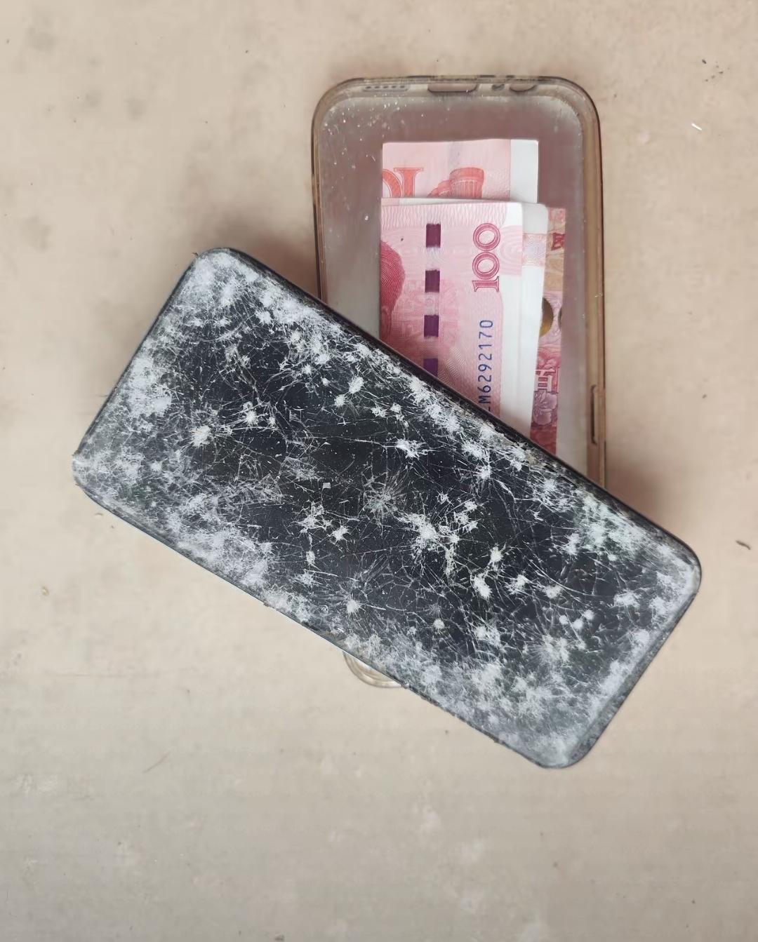 今天在赤峰钢铁街捡到一部被车压碎的手机，屏幕全裂，开不了机。翻过来一看，硬壳夹层