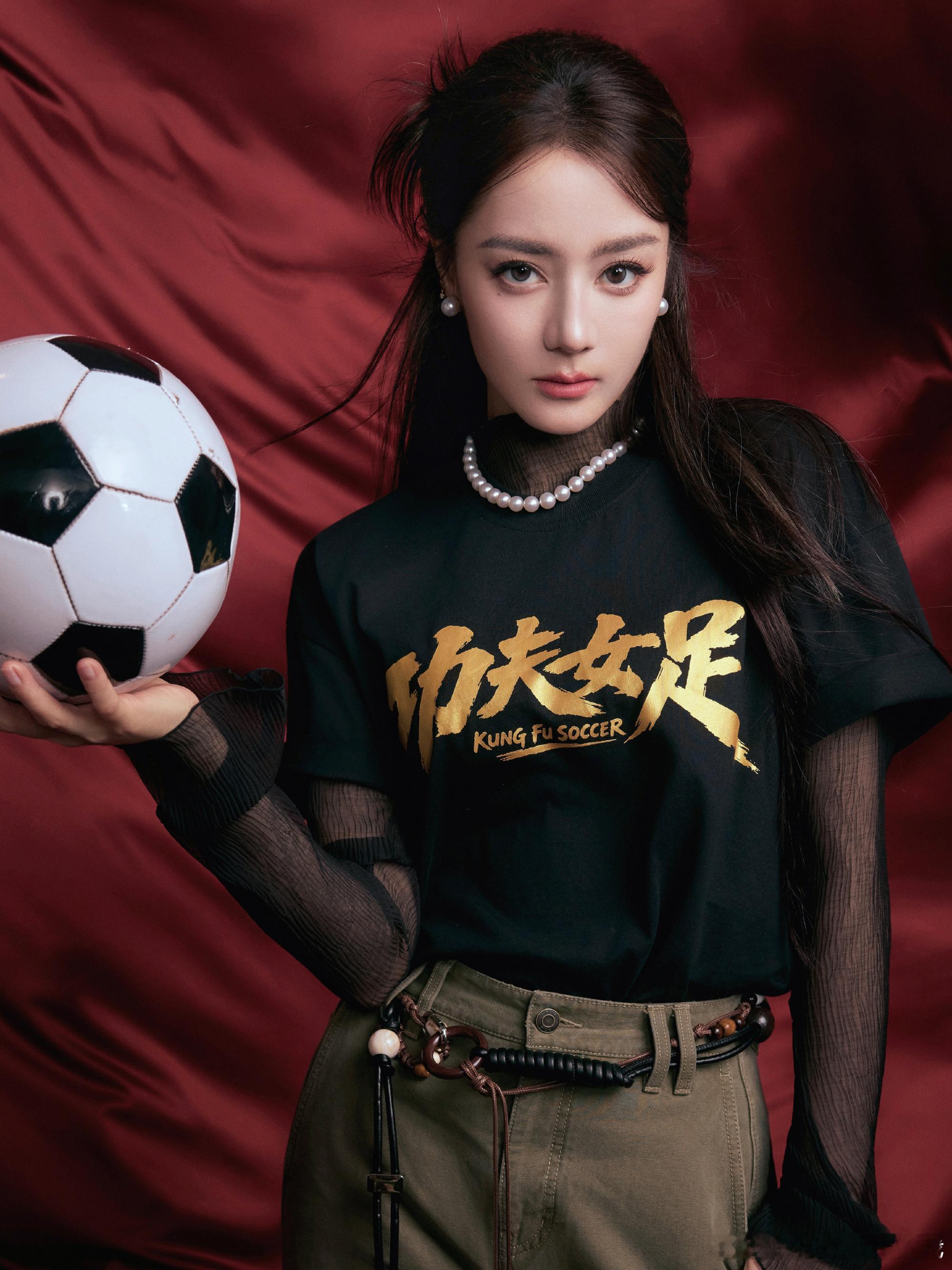 迪丽热巴功夫女足路演服造型 