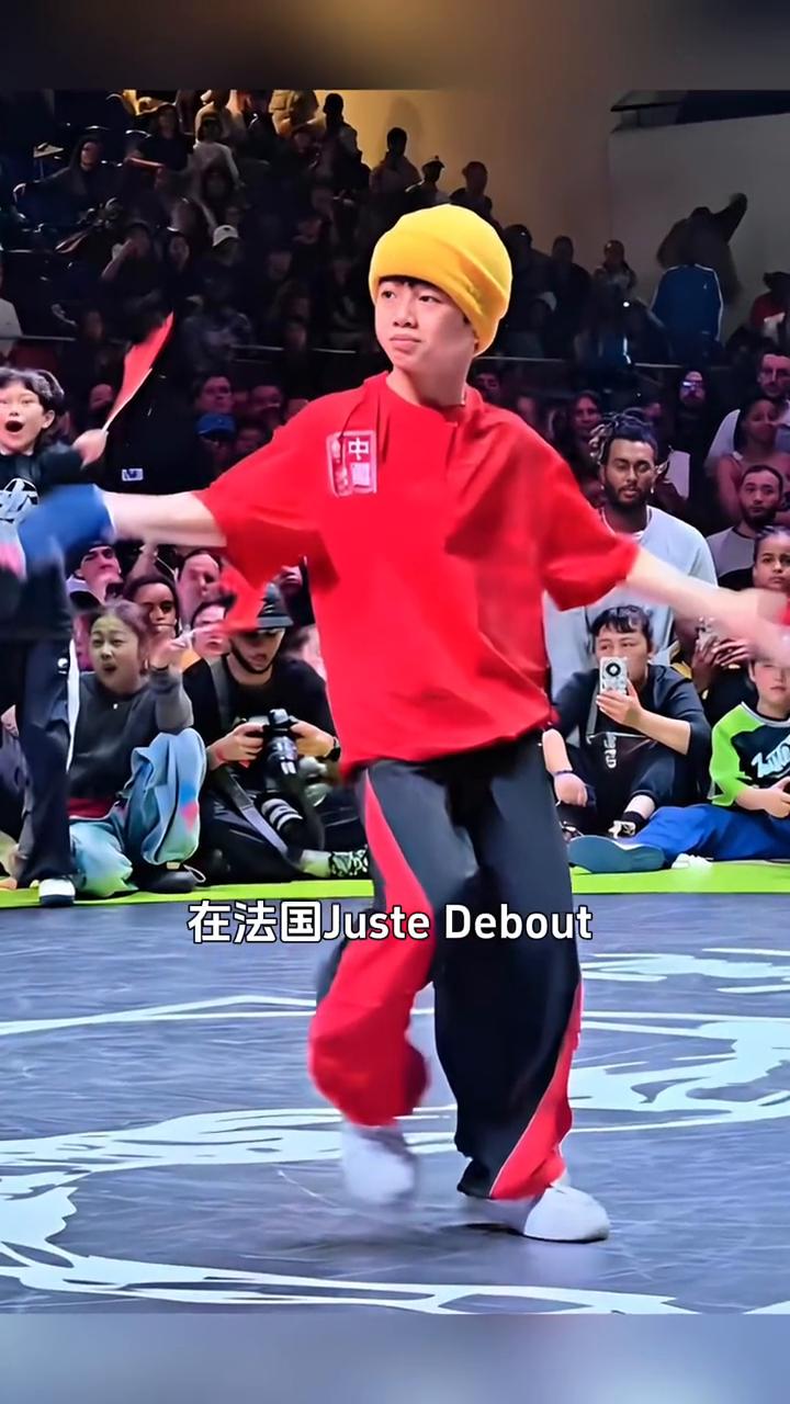 谁能想到，那个在巴黎赛场上一身红衣，用醉拳步伐震翻全场的世界冠军，膝盖上还带着训