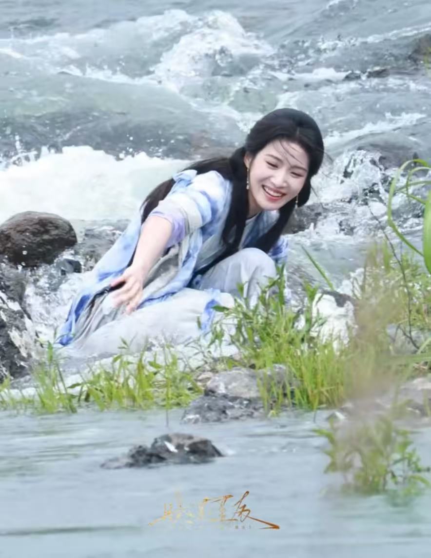 卢昱晓一屁股坐水里了卢昱晓就这样掉水里还在萌萌的笑卢昱晓掉水里还在萌萌的笑