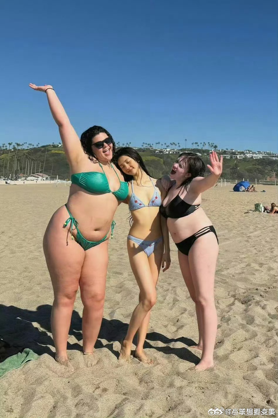 黄多多原生家庭没觉得奇怪呀 黄多多本来就是在海边 不穿比基尼穿棉袄吗而且国外这样