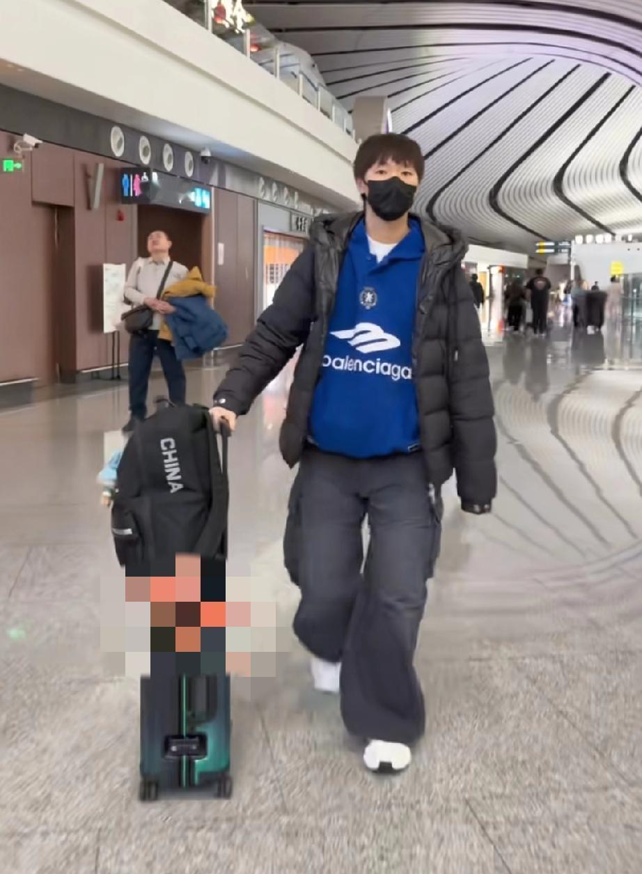 王曼昱今日下午现身首都机场，出发多哈参加WTT新年首站比赛多哈冠军赛。
王曼昱今