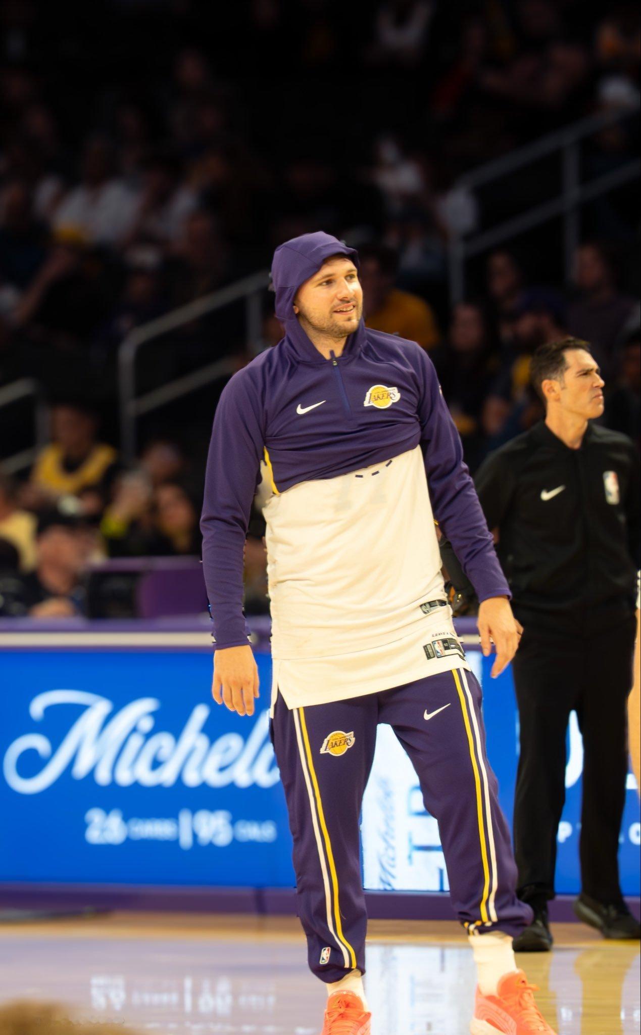 哈哈哈哈哈穿衣服老穿一半是怎么回事Team Luka能不能设置个“偶像包袱维护师