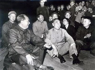 1966年10月1日国庆节晚上，毛主席与老百姓在天安门城楼前，一起席地而坐，观看