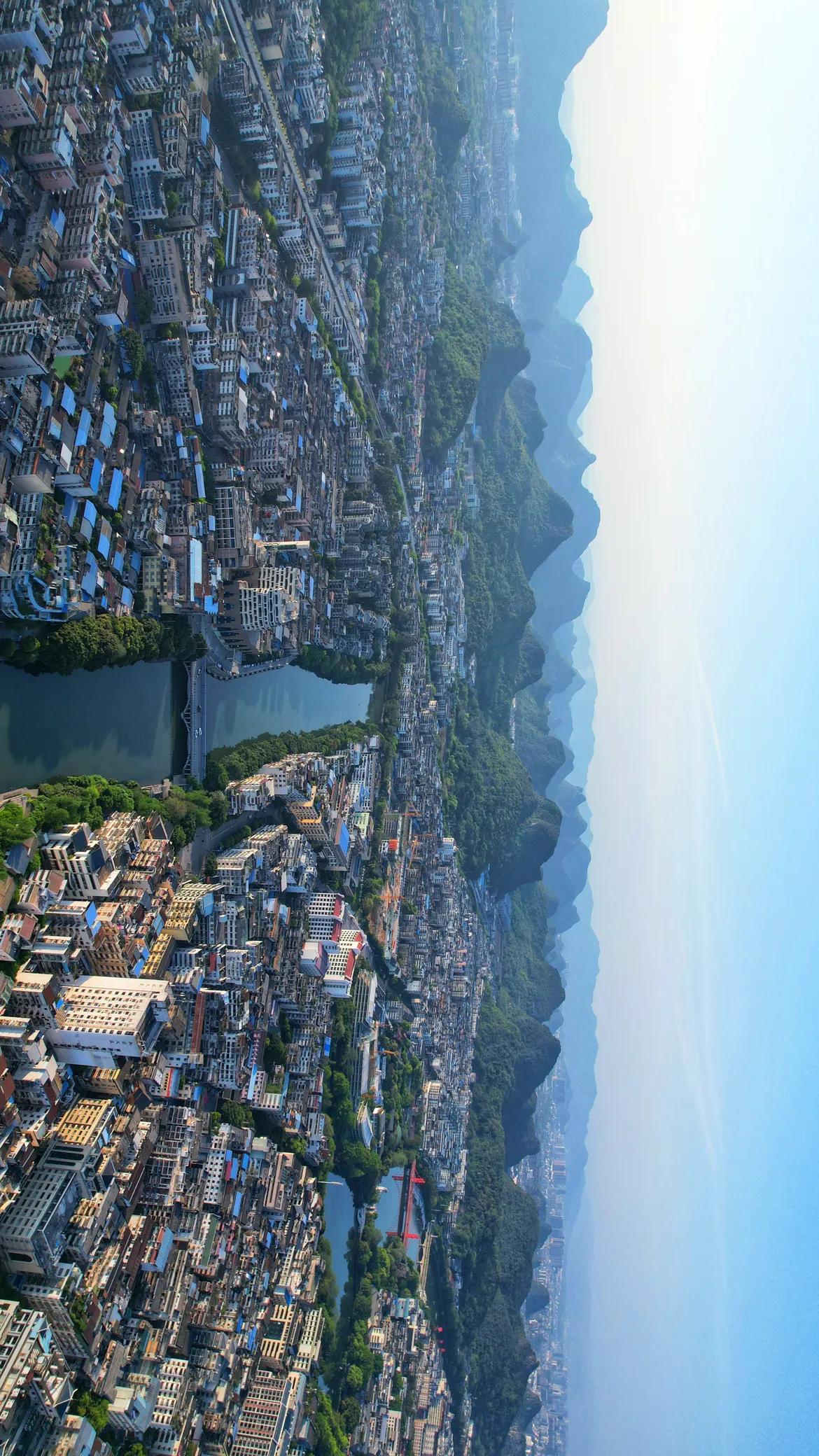 刚到桂林象山区，很漂亮的一座城市[赞] 都说桂林的米粉好吃，但不知道哪一家店米粉