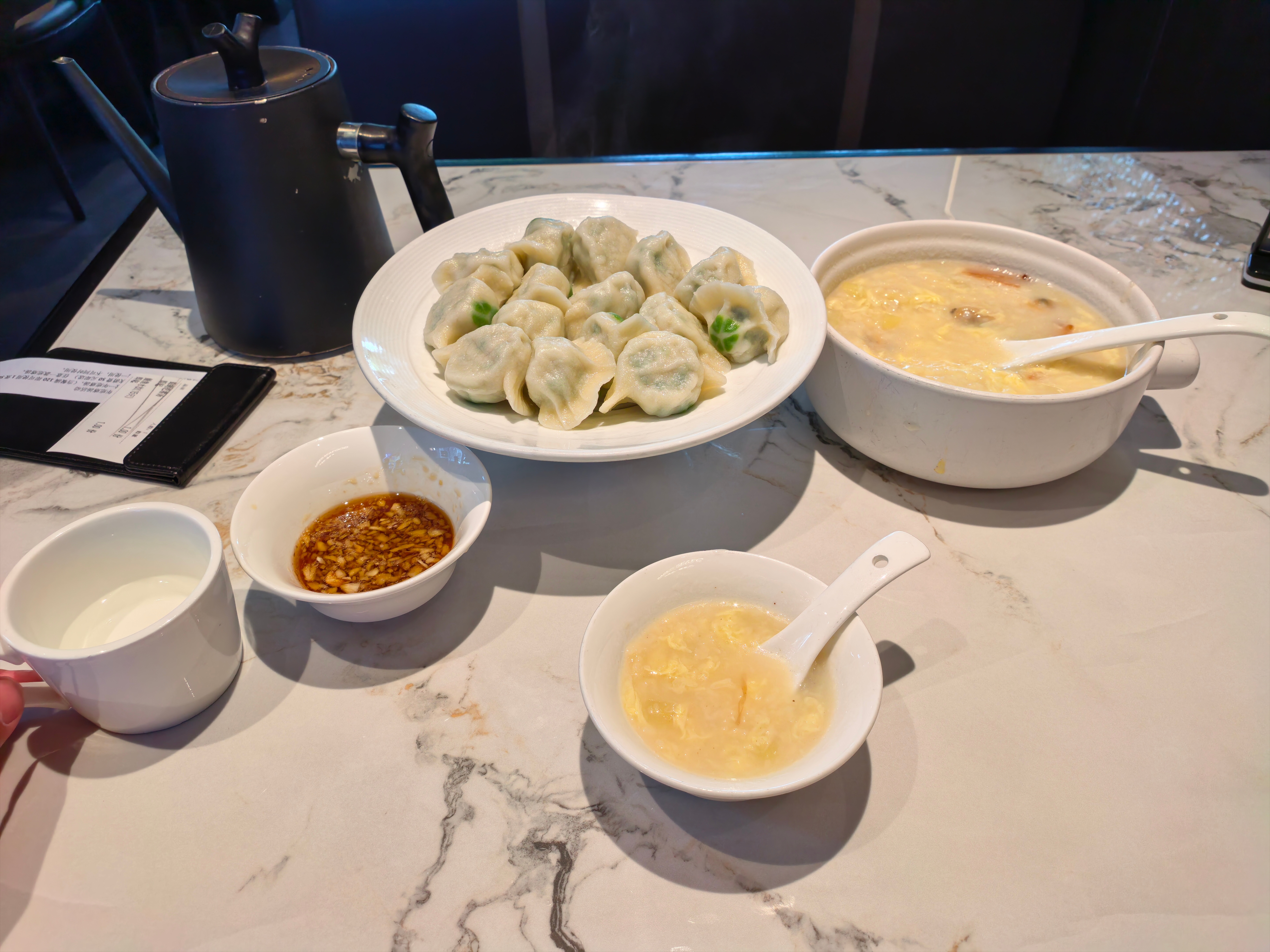 为了坐飞机方便选在首都机场附近吃饭到地方刚坐下，发现是大兴机场的飞机 北京