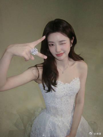 徐若晗晒温夏婚纱照 婚纱照中的温夏真是温婉又优雅，徐若晗每一个微笑都能让人心动不