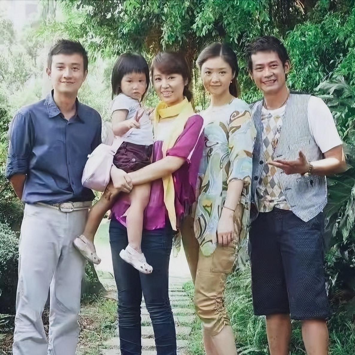 不得不说，虽然这是蒋欣和林心如很久之前的合影，但是没有美颜的，却真心好看。 