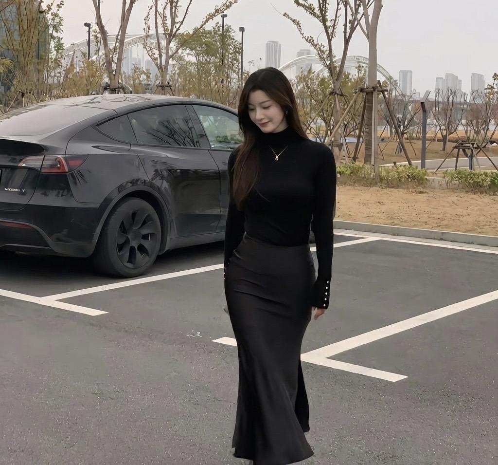 今日份OOTD｜黑色长裙真的太绝了🖤
 
趁着周末出来走走，湖边的风轻轻吹着，