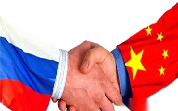 那扇门推开的时候，会议室里静得能听见空调出风口的嗡鸣。
俄国人坐下来，没碰桌上的