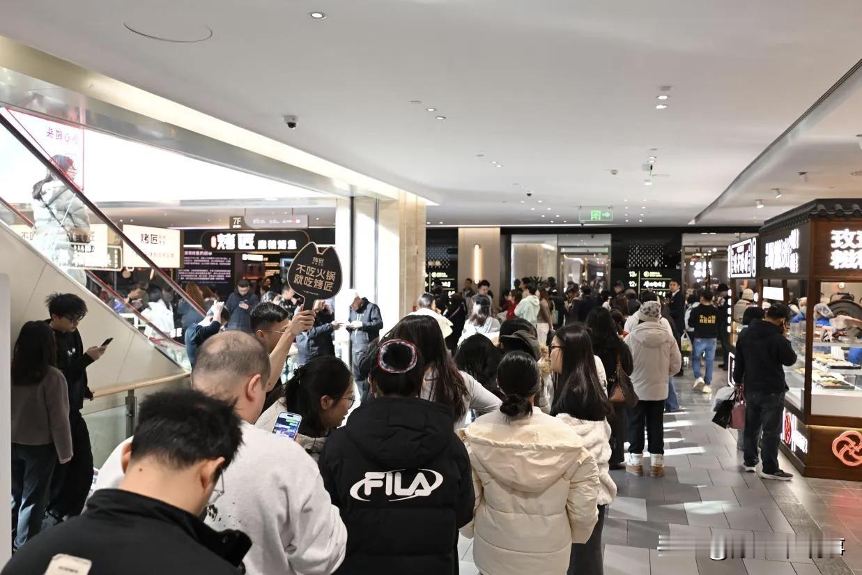 一个排着长队的餐饮品牌又出现了！
它是谁？
为何它能？
不是消费低迷吗？

它是