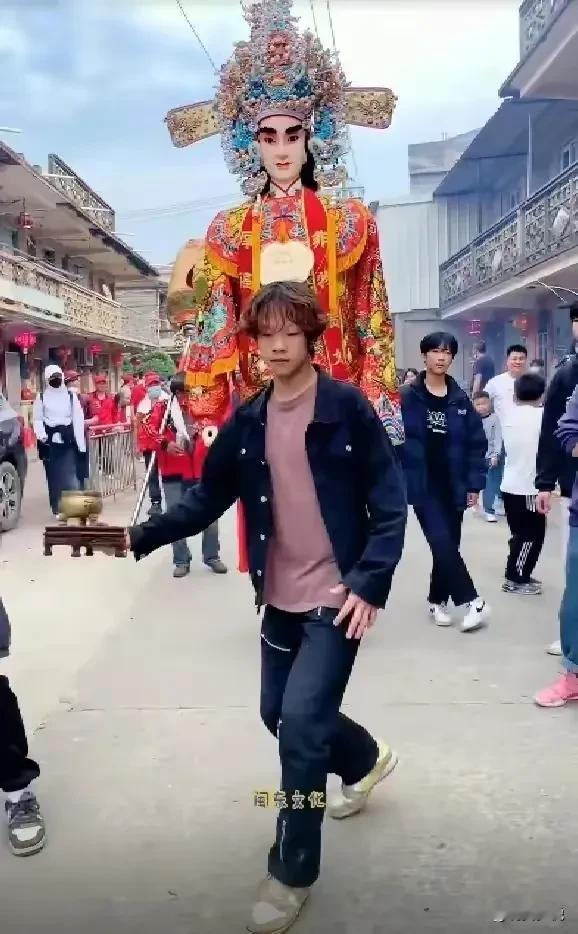 “童子之身”净炉手小杰走红，每次看福建游神都被这个脚踩七星步、手持香炉为神尊开道
