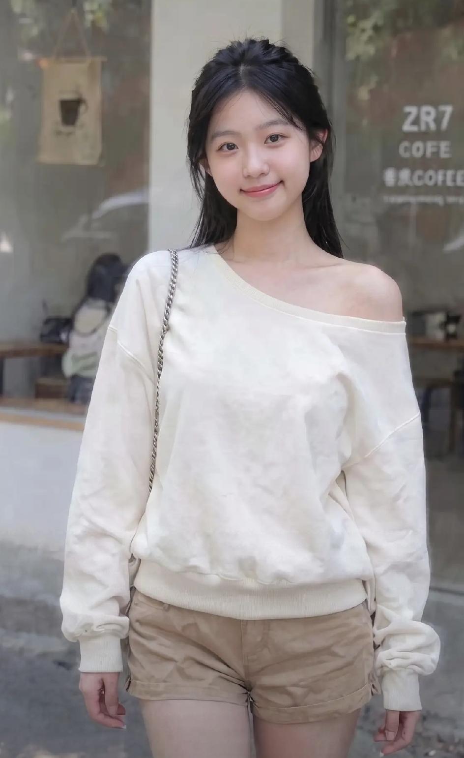 这个小美女，是不是长在了你的审美上
 
简简单单的穿搭，一件斜肩白上衣搭配卡其短