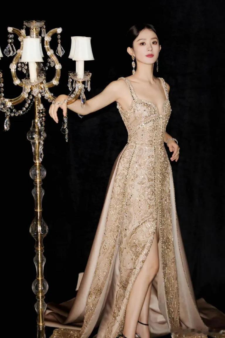 赵丽颖身材管理太棒了，礼服太适合她了，优雅又大气，女明星的自律果然不是普通人能比