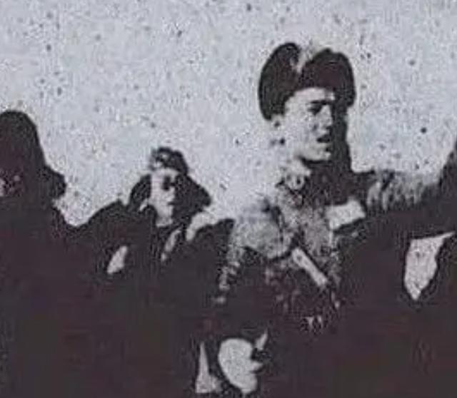 1955年，我军里面，一个叫袁庆荣的军官，被授予解放军大校军衔。当然，袁庆荣这个