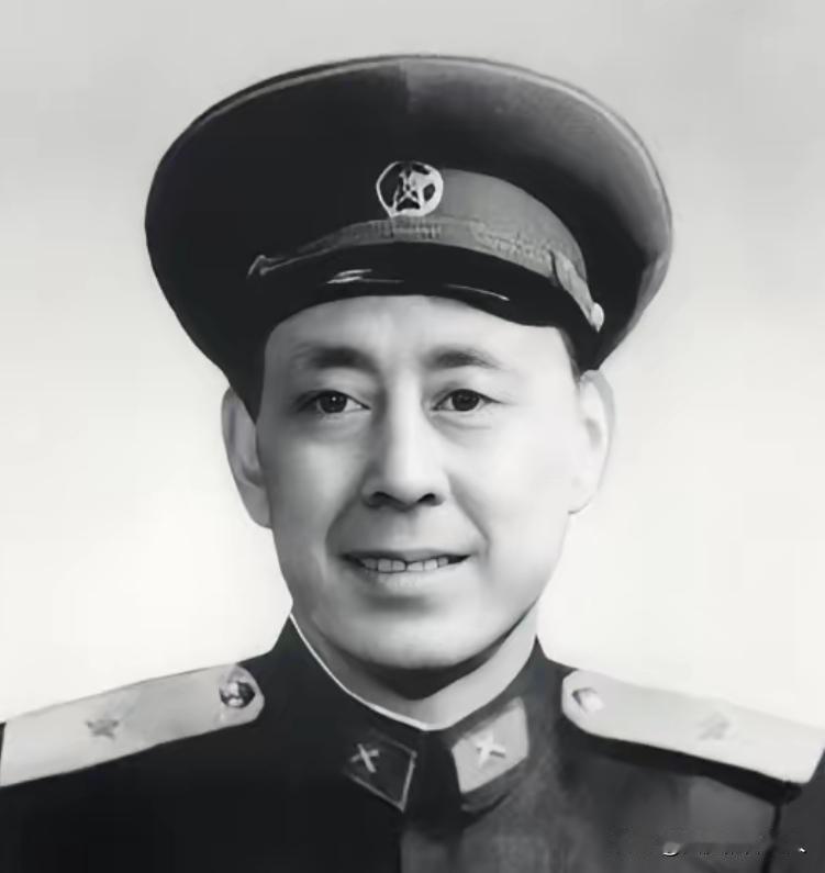 1952年，一个战士在运炮弹时，突然发现师长有些熟悉，他仔细回想后，就对战友说：