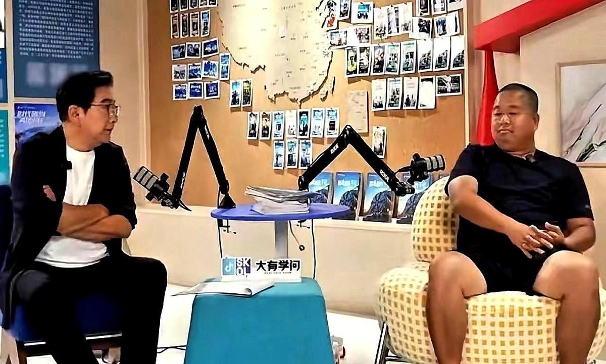 蓝战非聊婚前被背叛那段，眼睛都没红一下。这是最近采访里最扎眼的一幕。一个把伤疤当