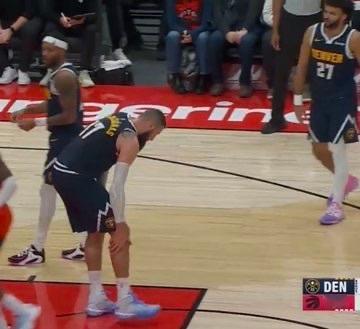 今天掘金的首发中锋瓦兰丘纳斯右小腿拉伤，本场比赛回归成疑。 