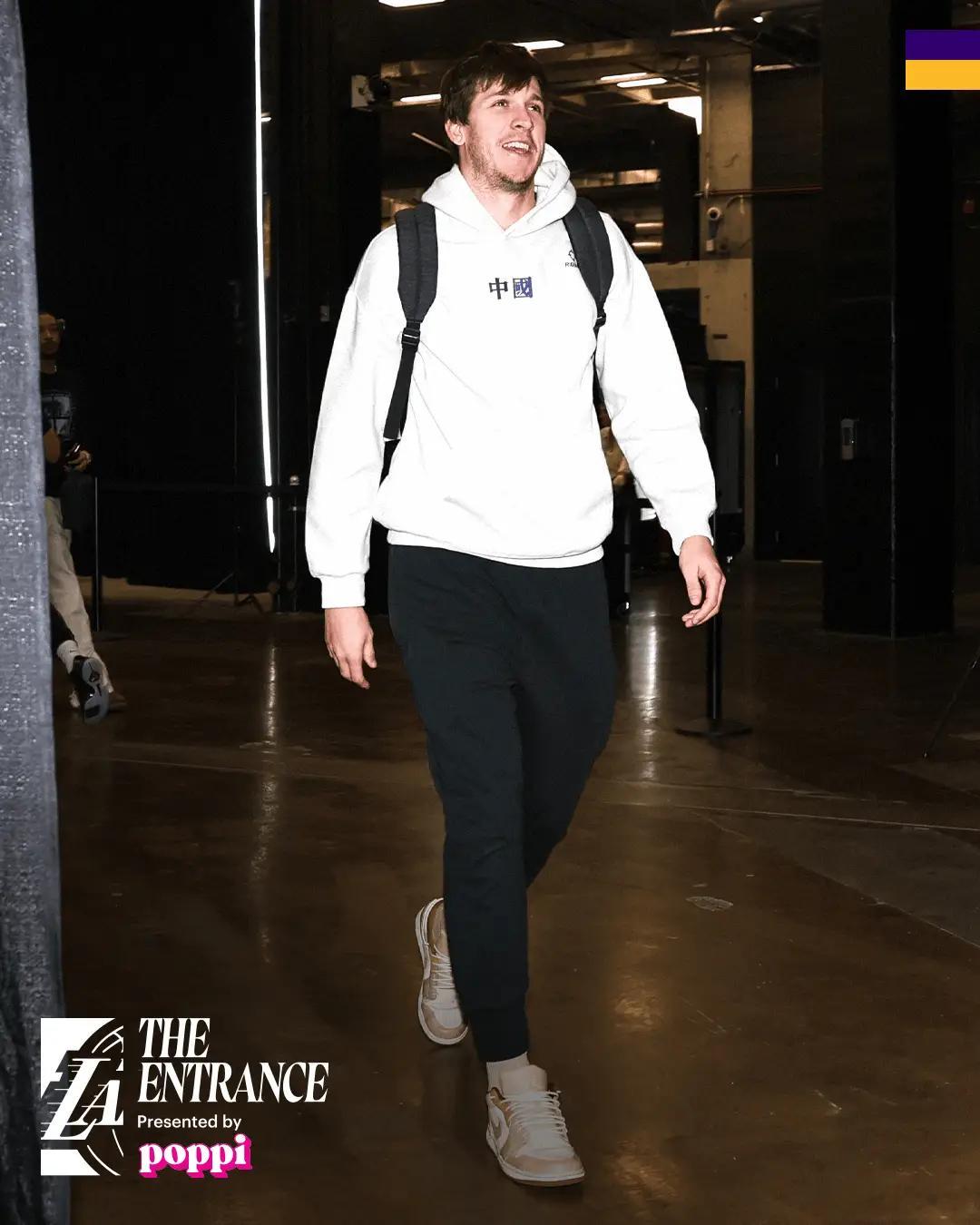 进场了！里夫斯和艾顿今天能打，东契奇情况良好，左小腿挫伤需每日观察。八村垒腹股沟