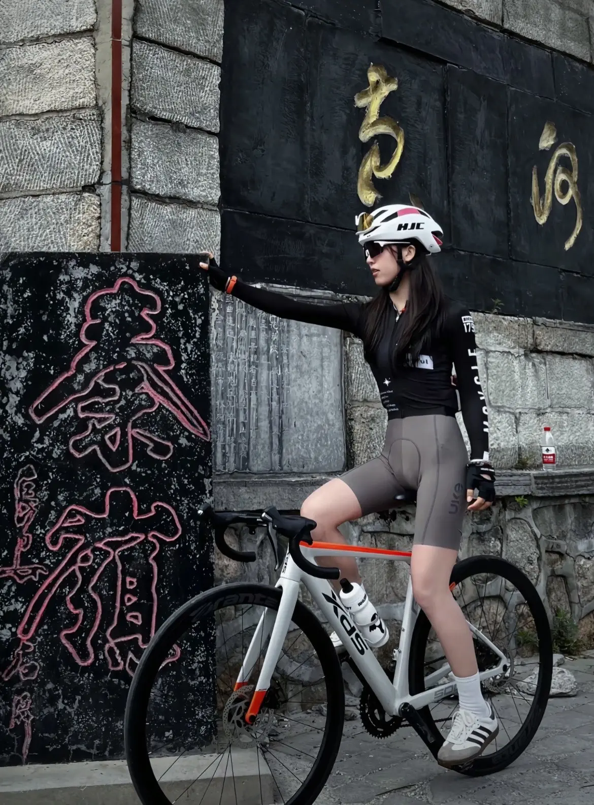 上次爬分水岭还是在去年，时隔一年 同一个位置，同一个姿势，唯一不同的是时间和心境