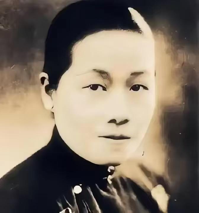 1933年的南京，蒋介石当众甩了宋子文一耳光。宋霭龄闻讯冷笑放话：子文若有个三长