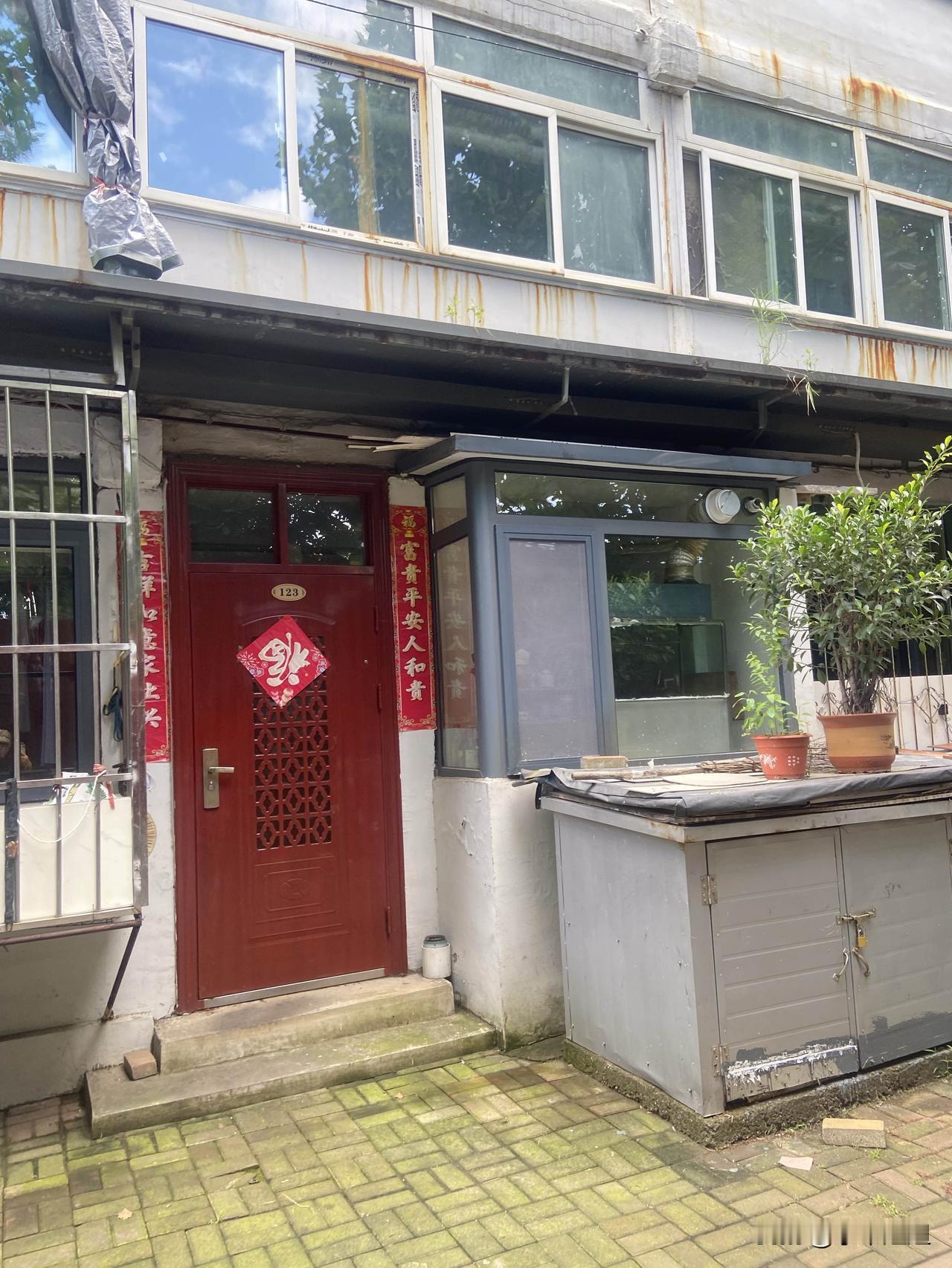 北辰虎林里条子楼，每家每户几乎都是独单！就像宿舍一样，楼上每户前面都是大通道！红